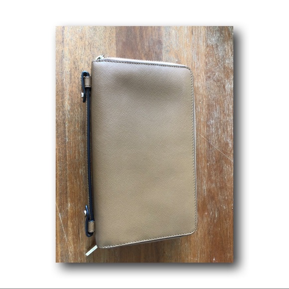 Tory Burch clutch/wallet. - Picture 6 of 8